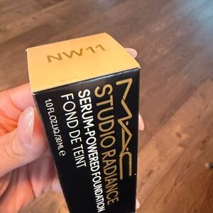 MAC Studio Radiance Serum-Powered Foundation NW11 - Gold & Black Box